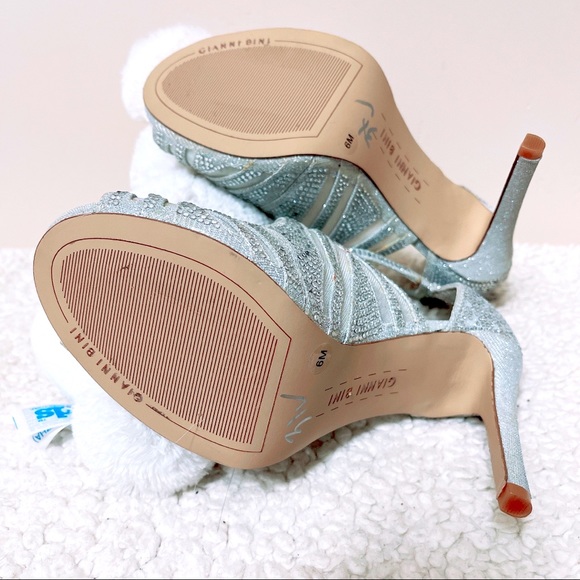 Silver Color Party & Evening Shoes from Gianni Bini - Size 6M - Picture 7 of 7
